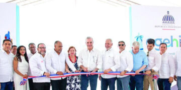 Abinader inaugura carreteras, hospital y escuelas en Cibao