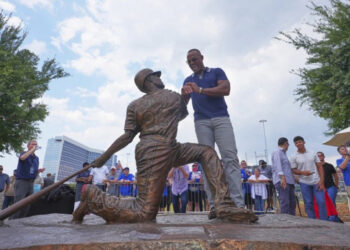 Adrián Beltré inmortalizado con estatua en Arlington