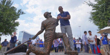 Adrián Beltré inmortalizado con estatua en Arlington