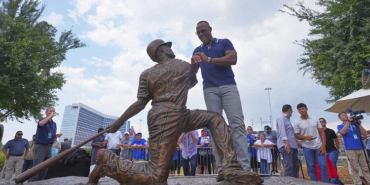 Adrián Beltré inmortalizado con estatua en Arlington
