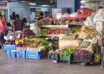 Amas de casa y comerciantes claman por alza de precios en productos básicos
