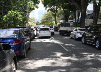 Caos y multas por parqueo en el polígono central de Santo Domingo
