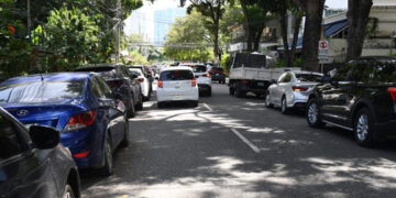 Caos y multas por parqueo en el polígono central de Santo Domingo