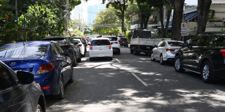 Caos y multas por parqueo en el polígono central de Santo Domingo