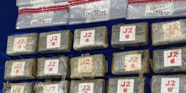 Capturan a “El Beta” y dos más con 35 paquetes de droga en Santo Domingo Este