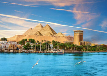 Egipto presenta restos de ciudad sumergida de 2 mil años