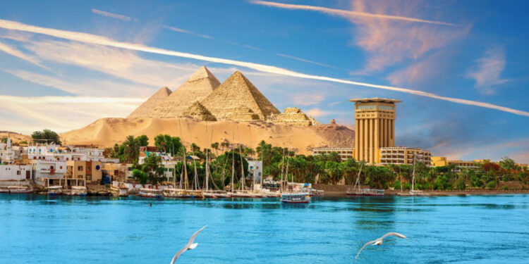 Egipto presenta restos de ciudad sumergida de 2 mil años