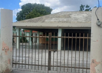 Escuela de Baní no inicia clases por falta de plantel escolar