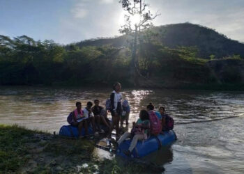 Estudiantes cruzan río en balsas para iniciar clases en Tamayo