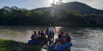 Estudiantes cruzan río en balsas para iniciar clases en Tamayo