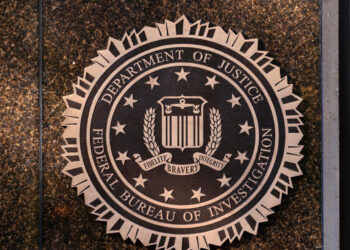 FBI expulsa a altos funcionarios tras resistencias políticas