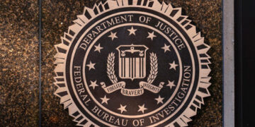 FBI expulsa a altos funcionarios tras resistencias políticas