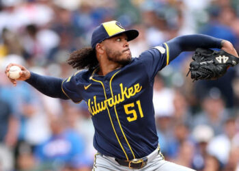 Freddy Peralta brilla ante los Cubs y suma 15 victorias
