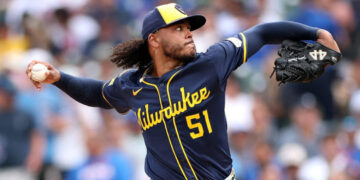 Freddy Peralta brilla ante los Cubs y suma 15 victorias