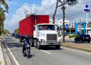 Intrant no logra sacar camiones del carril izquierdo en la capital