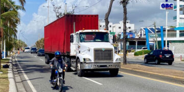 Intrant no logra sacar camiones del carril izquierdo en la capital
