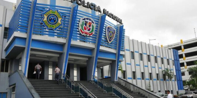 Madre envenena a tres hijos y se suicida en Ensanche Isabelita