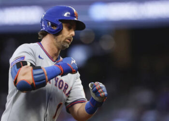 Mets brillan con jonrones de McNeil y Vientos ante Bravos