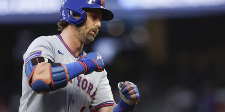 Mets brillan con jonrones de McNeil y Vientos ante Bravos