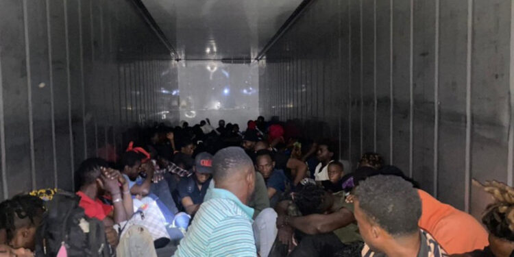 Migración detiene furgón con 79 haitianos indocumentados en Monte Cristi