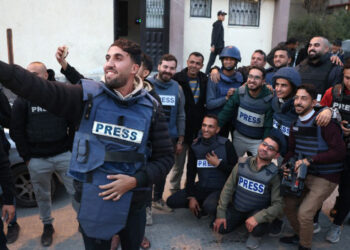 Mueren 5 periodistas en ataque a hospital en Gaza