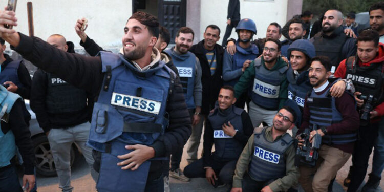 Mueren 5 periodistas en ataque a hospital en Gaza