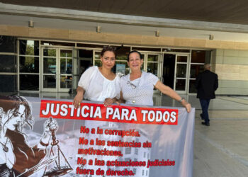 Mujeres protestan ante la PGR contra corrupción judicial en RD