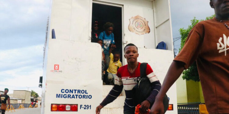 Repatrían a 79 haitianos detenidos en camión en Monte Cristi