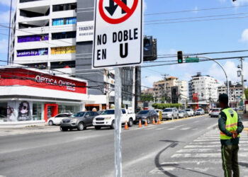Restringen giros a la izquierda en intersección Máximo Gómez–John F. Kennedy