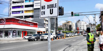 Restringen giros a la izquierda en intersección Máximo Gómez–John F. Kennedy