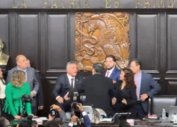 Senadores mexicanos protagonizan riña en plena sesión