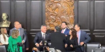 Senadores mexicanos protagonizan riña en plena sesión