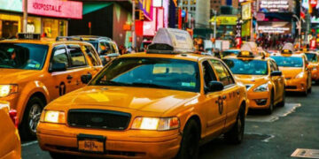 Taxistas en Nueva York amenazan con huelga por llegada de robotaxis