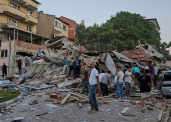Terremoto en Turquía derrumba más de 16 edificios y deja un muerto