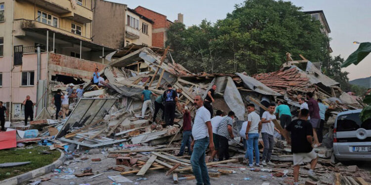 Terremoto en Turquía derrumba más de 16 edificios y deja un muerto