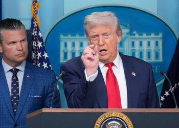 Trump firma orden para castigar quema de la bandera de EE.UU.