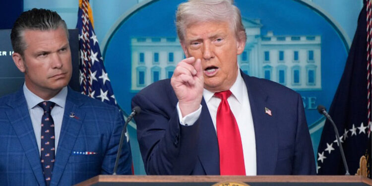 Trump firma orden para castigar quema de la bandera de EE.UU.