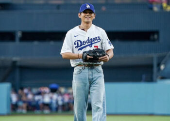 V de BTS lanza la primera bola en juego de los Dodgers