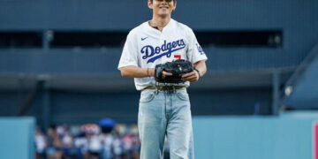 V de BTS lanza la primera bola en juego de los Dodgers