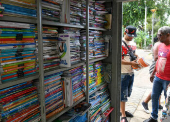 Venta de libros lenta y quejas de padres por altos precios