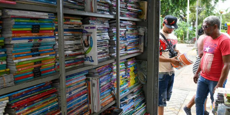 Venta de libros lenta y quejas de padres por altos precios