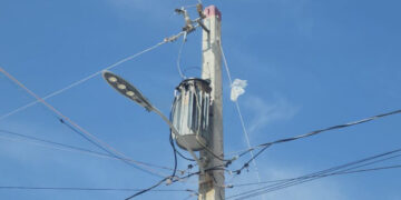 Villa Jaragua lleva 4 días sin luz por fallo de transformador