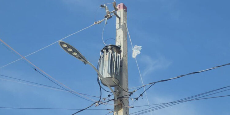 Villa Jaragua lleva 4 días sin luz por fallo de transformador