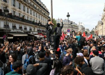 Protestas en Francia dejan 250 detenidos y ponen a prueba al nuevo primer ministro