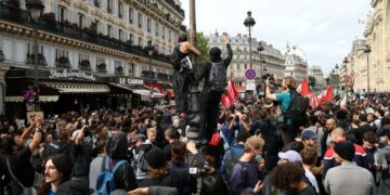 Protestas en Francia dejan 250 detenidos y ponen a prueba al nuevo primer ministro