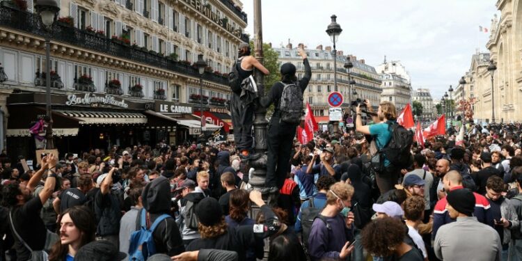 Protestas en Francia dejan 250 detenidos y ponen a prueba al nuevo primer ministro