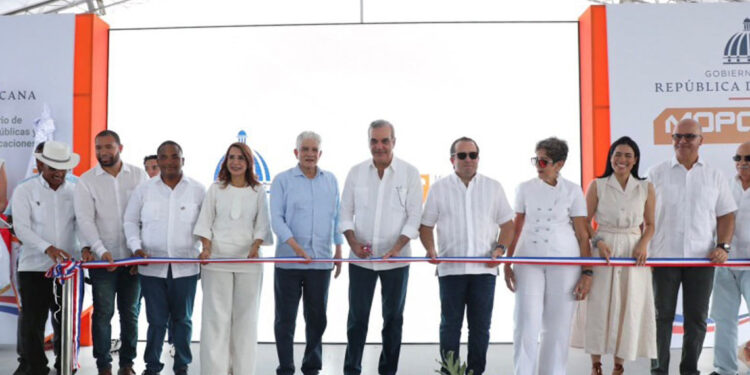 Abinader inaugura carretera Villa Elisa-Punta Rucia-La Ensenada