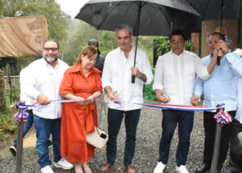 Abinader inaugura carretera hacia el Salto de Aguas Blancas para impulsar el ecoturismo