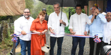 Abinader inaugura carretera hacia el Salto de Aguas Blancas para impulsar el ecoturismo