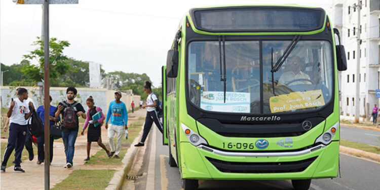 Anuncian incorporación de 13 autobuses para reforzar transporte en Ciudad Juan Bosch